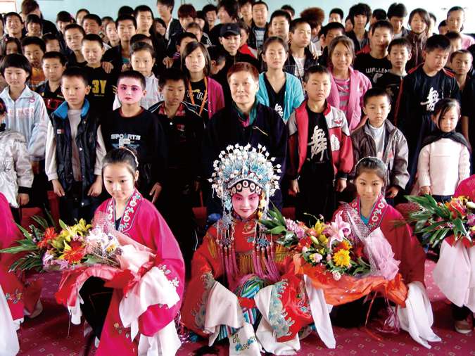 保定艺术学校师生合影