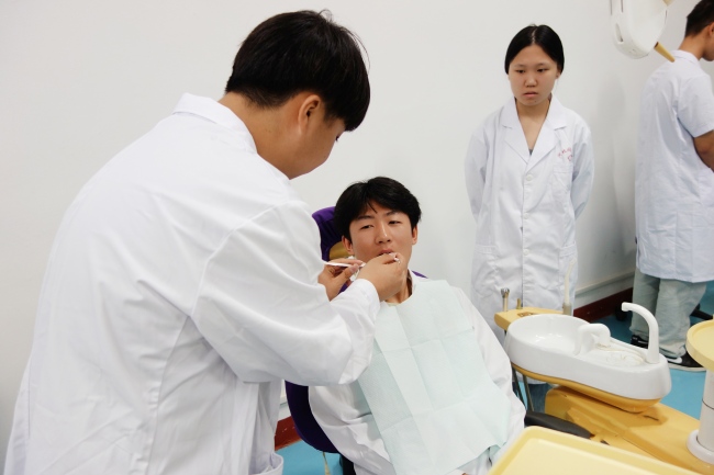 石家庄同仁医学院口腔修复工艺学生实操课