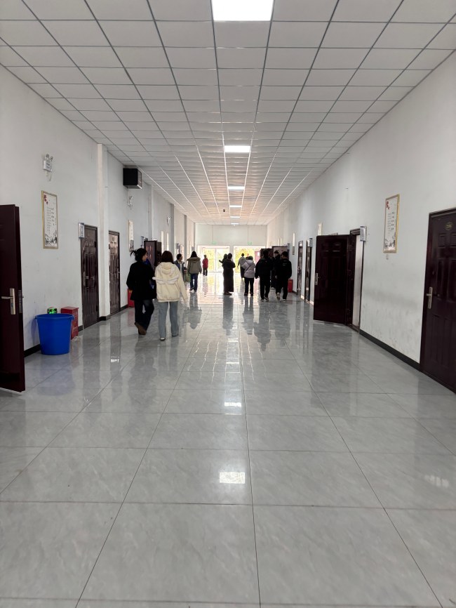 河北同仁医学中等专业学校教学楼走廊