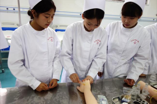 石家庄同仁医校护理专业学生实训