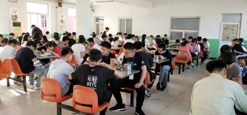 保定机械电子技工学校食堂