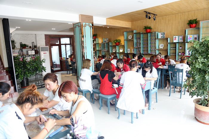 保定东方技工学校美甲实操