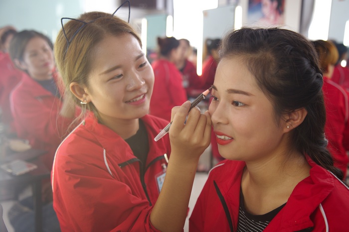 保定东方技工学校化妆课