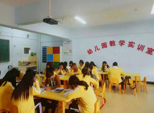 秦皇岛升华中专学校幼师专业学生上实训课