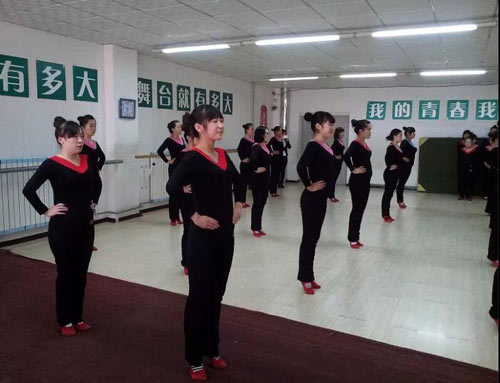秦皇岛升华中专学校幼师专业学生上形体课