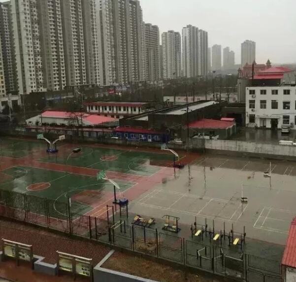 秦皇岛升华中专学校篮球场