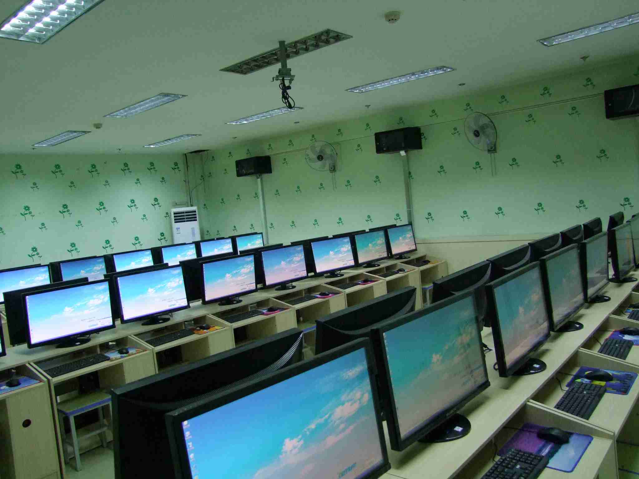 保定新兴工业技工学校计算机教室