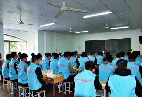 保定新兴工业技工学校学生上课中