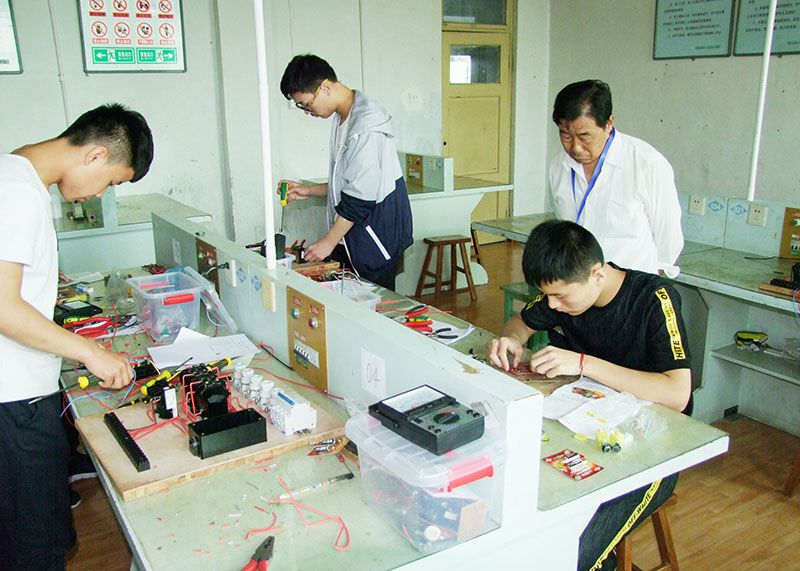 保定新兴工业技工学校实操课