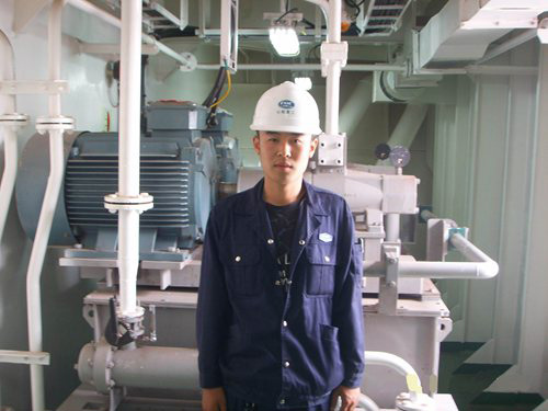 渤海船舶技工学校学生在山造重工机装车间实习