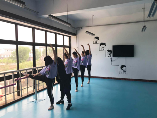 核工业四0四工业学校幼师专业学生上课