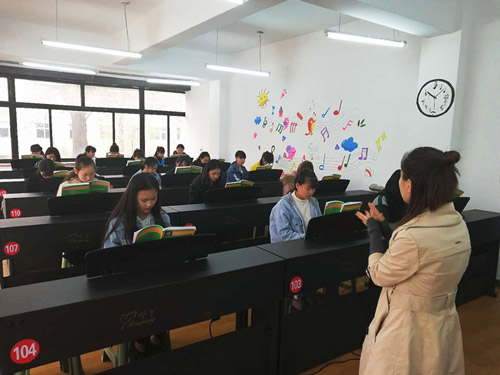 核工业四0四工业学校学生上钢琴课