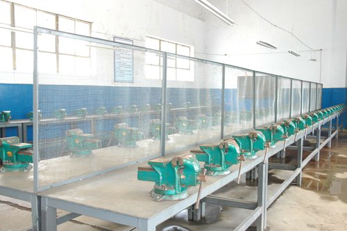 核工业四0四工业学校钳工实训室