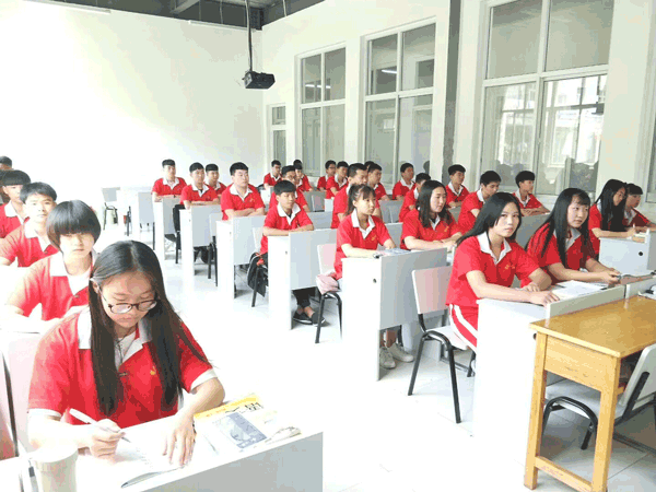 保定平安技工学校学生上课