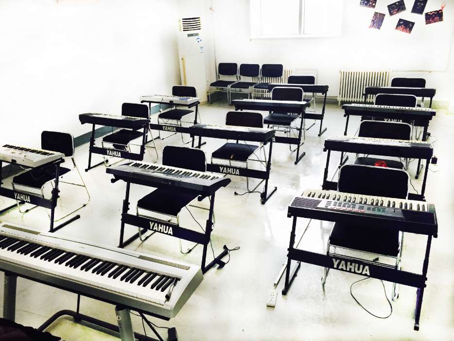 保定平安技工学校琴房