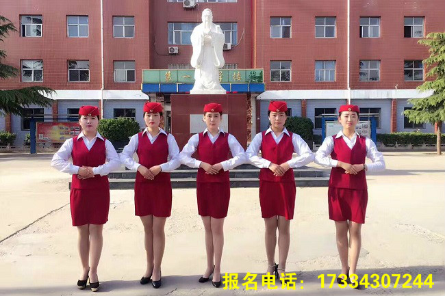 石家庄东华铁路学校高铁乘务专业学生