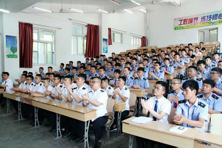 石家庄东华铁路学校学生上课实景