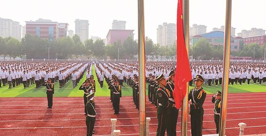 石家庄东华铁路学校每周一升旗仪式