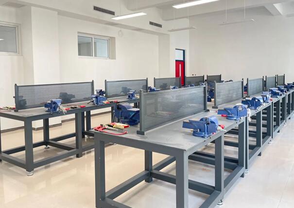 石家庄东华铁路学校机电专业实训课