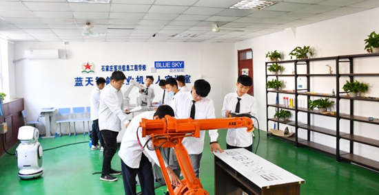 石家庄军兴学校工业机器人专业学生	