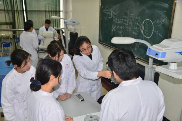 石家庄冀中医学中等专业学校眼视光实训课