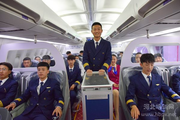 石家庄法商航空服务专业学生上实训课