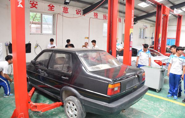 石家庄法商中等专业学校汽修专业学生实训