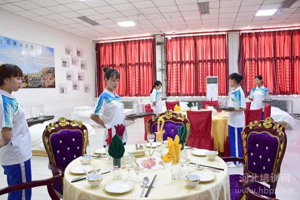 石家庄法商旅游与酒店管理专业学生餐饮实训课