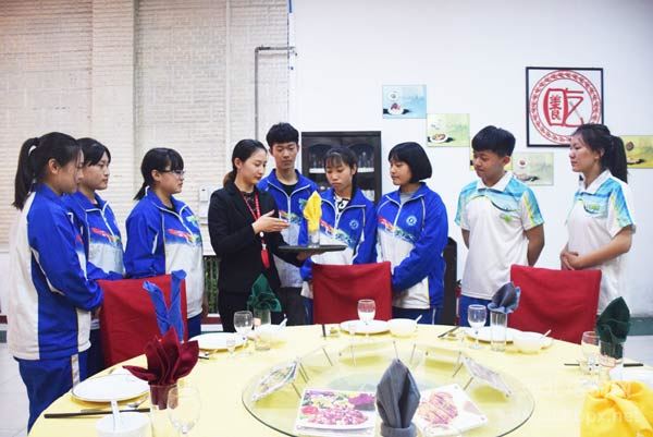 石家庄法商旅游与酒店管理专业教师指导学生实操