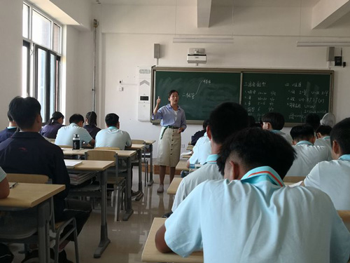 石家庄旅游学校学生上课
