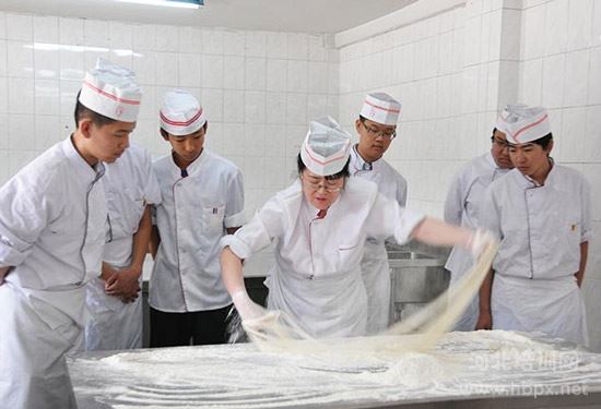 石家庄旅游学校中西面点专业学生实训