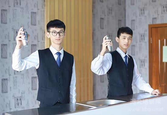 石家庄旅游学校酒店管理专业学生调酒实训