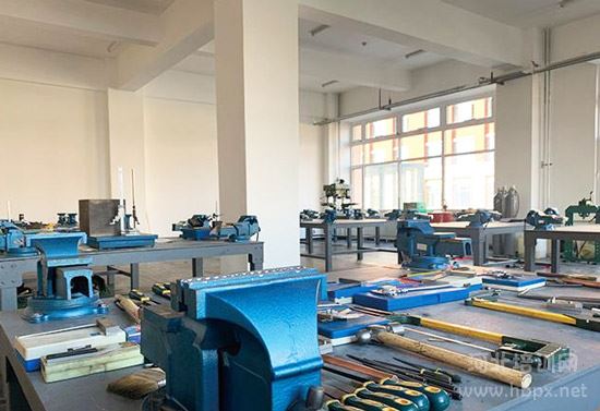 石家庄旅游学校钳工实训室