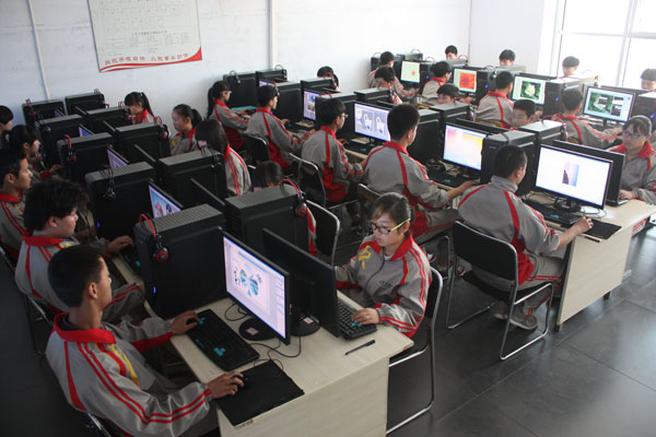 长安无线电学校学生上机操作