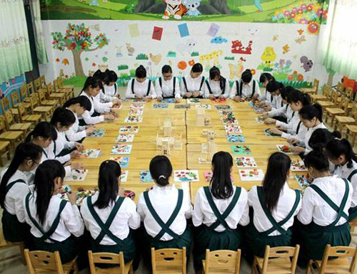 石家庄长安机电技工学校幼师专业学生上美术课