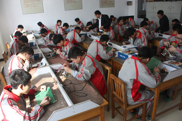 石家庄长安机电技工学校电工专业学生实训