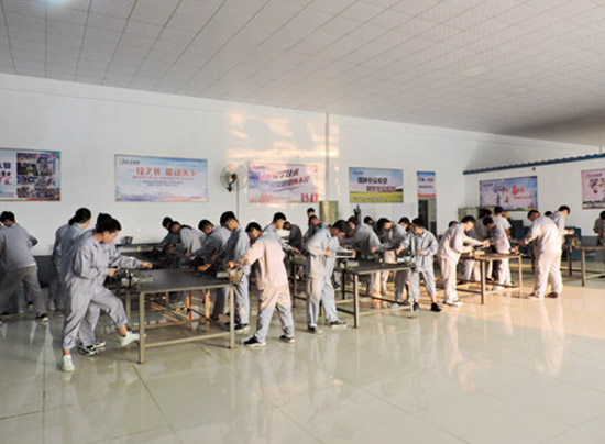 石家庄长安机电技工学校钳工专业学生实习课