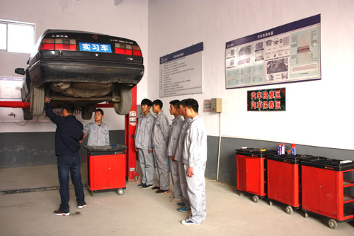 石家庄长安机电技工学校汽修专业实训