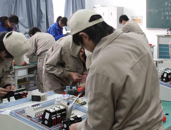 石家庄长安机电技工学校电子电工专业学生实训
