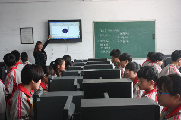 石家庄长安机电技工学校上计算机课