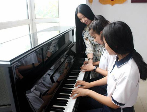 石家庄长安机电技工学校学前教育学生上钢琴课