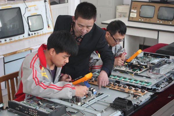 石家庄长安机电技工学校老师指导学生操作