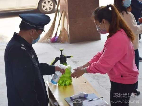 石家庄法商中专学校参观家长进行消毒