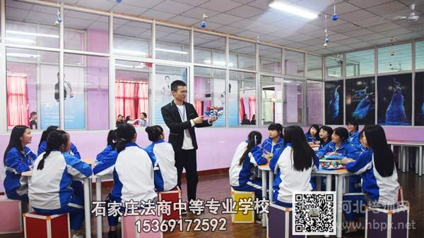 石家庄法商学前教育专业学生手工课