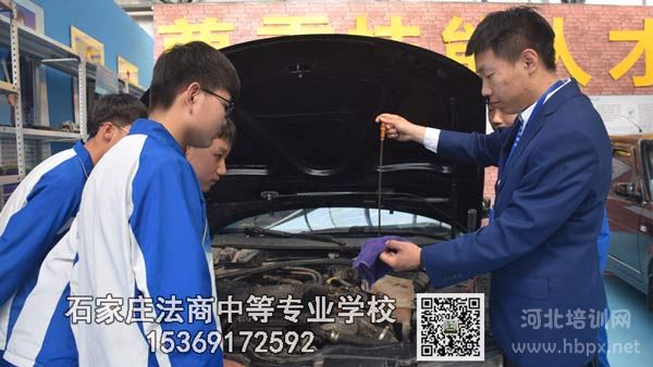 石家庄法商汽修专业学生学习发动机结构