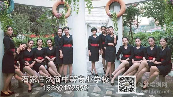 石家庄法商航空服务专业学生在校园里实训