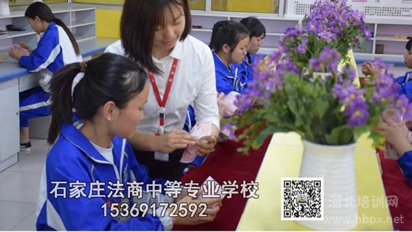 石家庄法商学校会计专业老师指导学生点钞