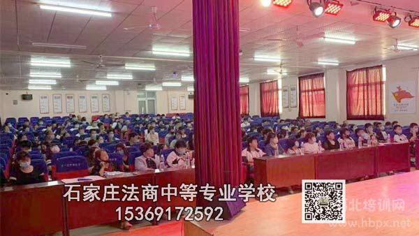 石家庄法商学校参观学生及家长听老师讲解学校
