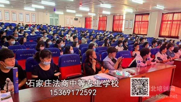 石家庄法商学校来校参观学生认真听老师讲解学校