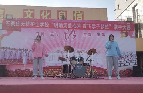 孙晚如和平东毅同学的一首《太阳》拉开了整场比赛的帷幕